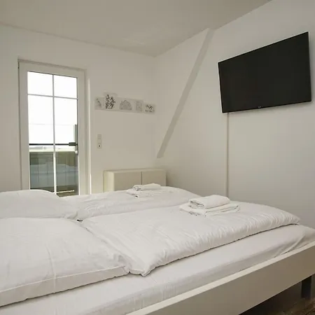 Vogelblick Haushaelfte 01 * Vaschvitz